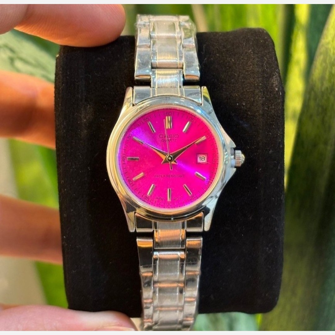 ساعت مچی زنانه کاسیو casio اصل بند استیل نقره ای صفحه نمایش گرد قرمز جذاب وخاص