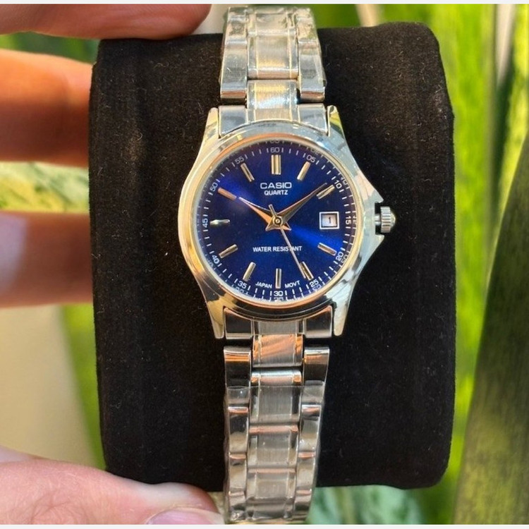 ساعت مچی زنانه کاسیو casio اصل بند استیل نقره ای صفحه نمایش گرد قرمز جذاب وخاص