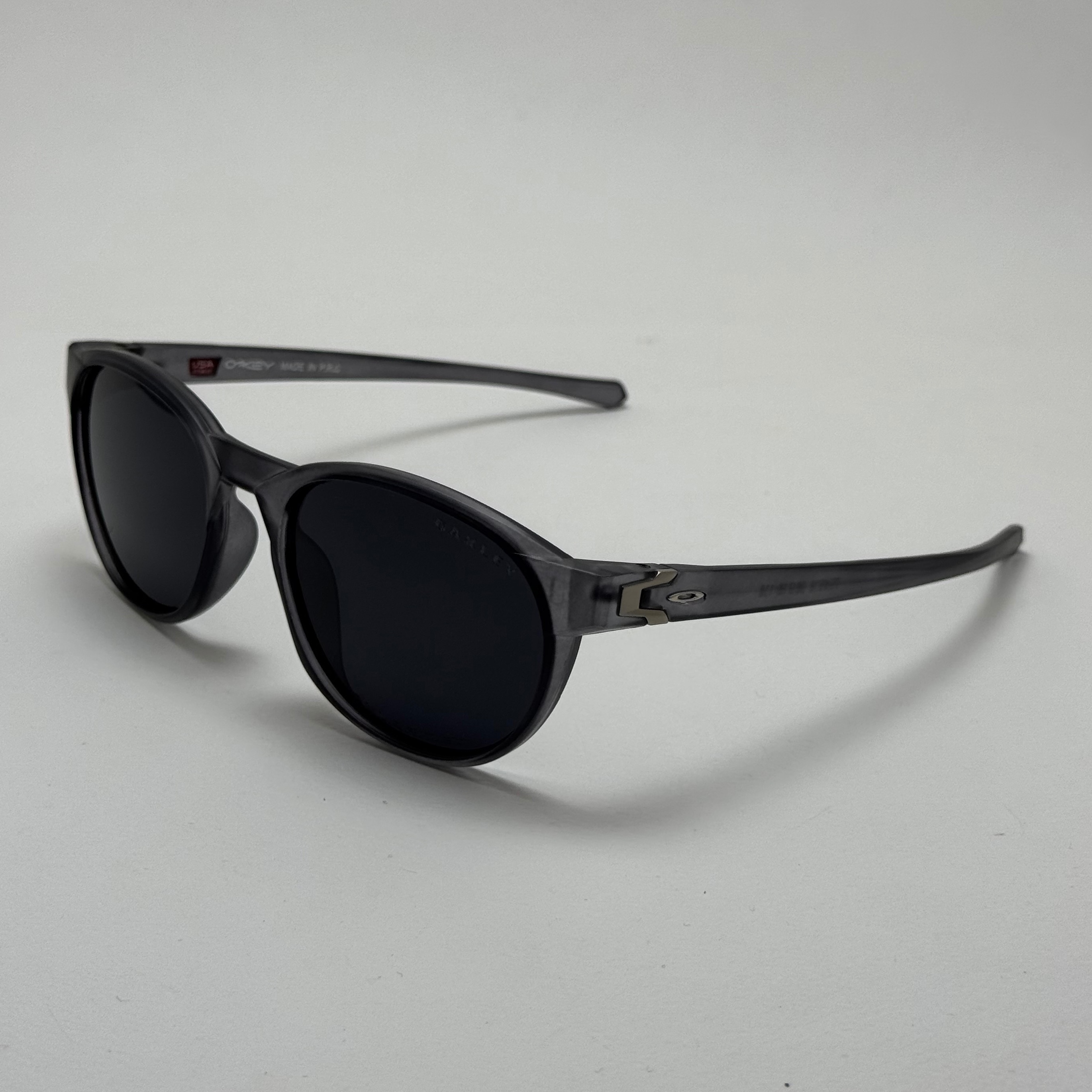 عینک آفتابی پلاریزه اوکلی Oakley طوسی عدسی مشکی گرد کد TO4910