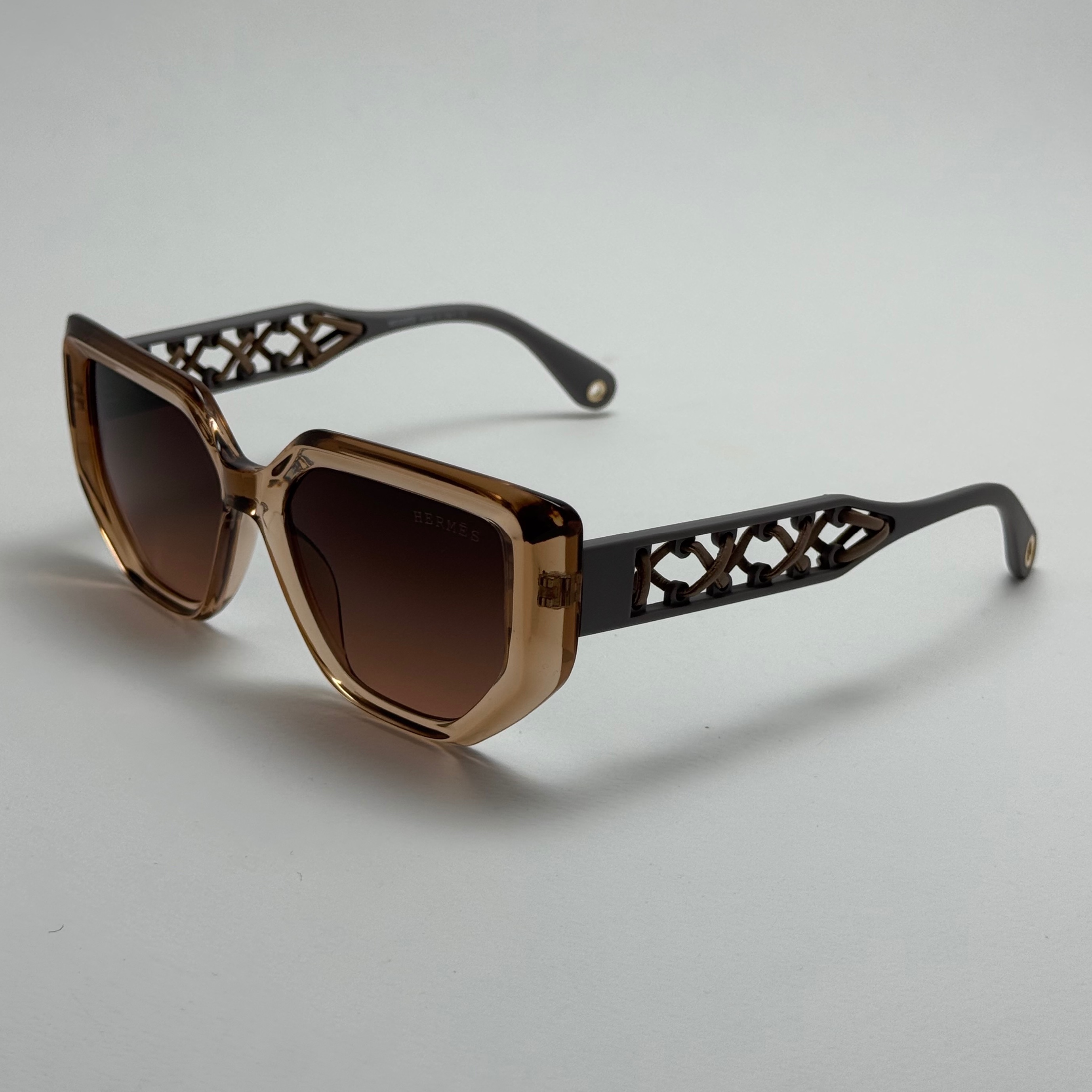 عینک آفتابی زنانه هرمس مدل Hermes Cut Out Brown دسته چرمی قهوه ای کد رفرنس 1178