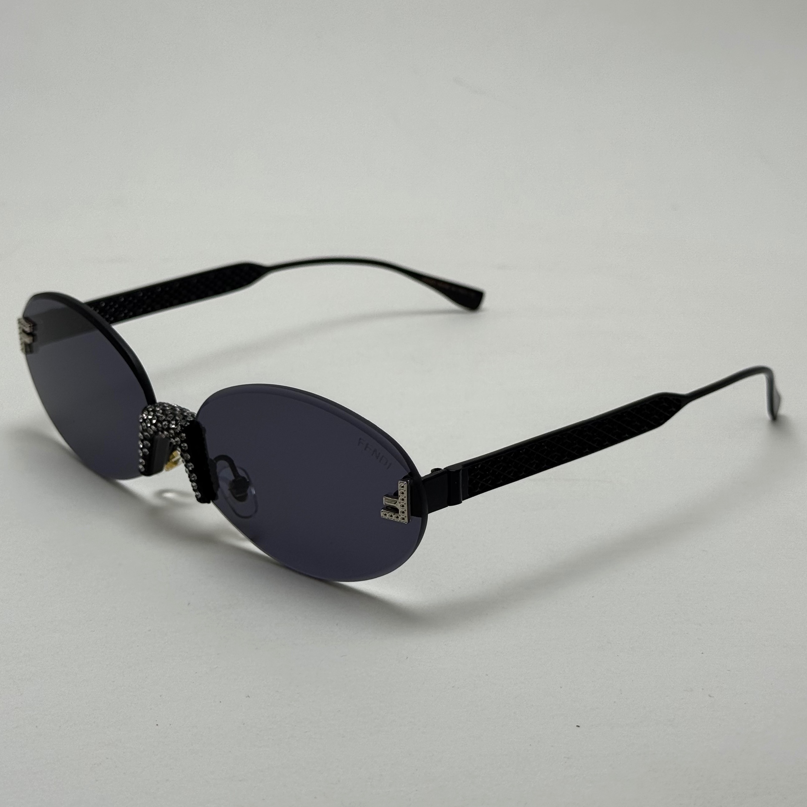 عینک آفتابی زنانه فندی Fendi فریم لس بیضی مدل Oval Frame Diamond Style نگین کاری شده کیفیت مستر تمام مشکی