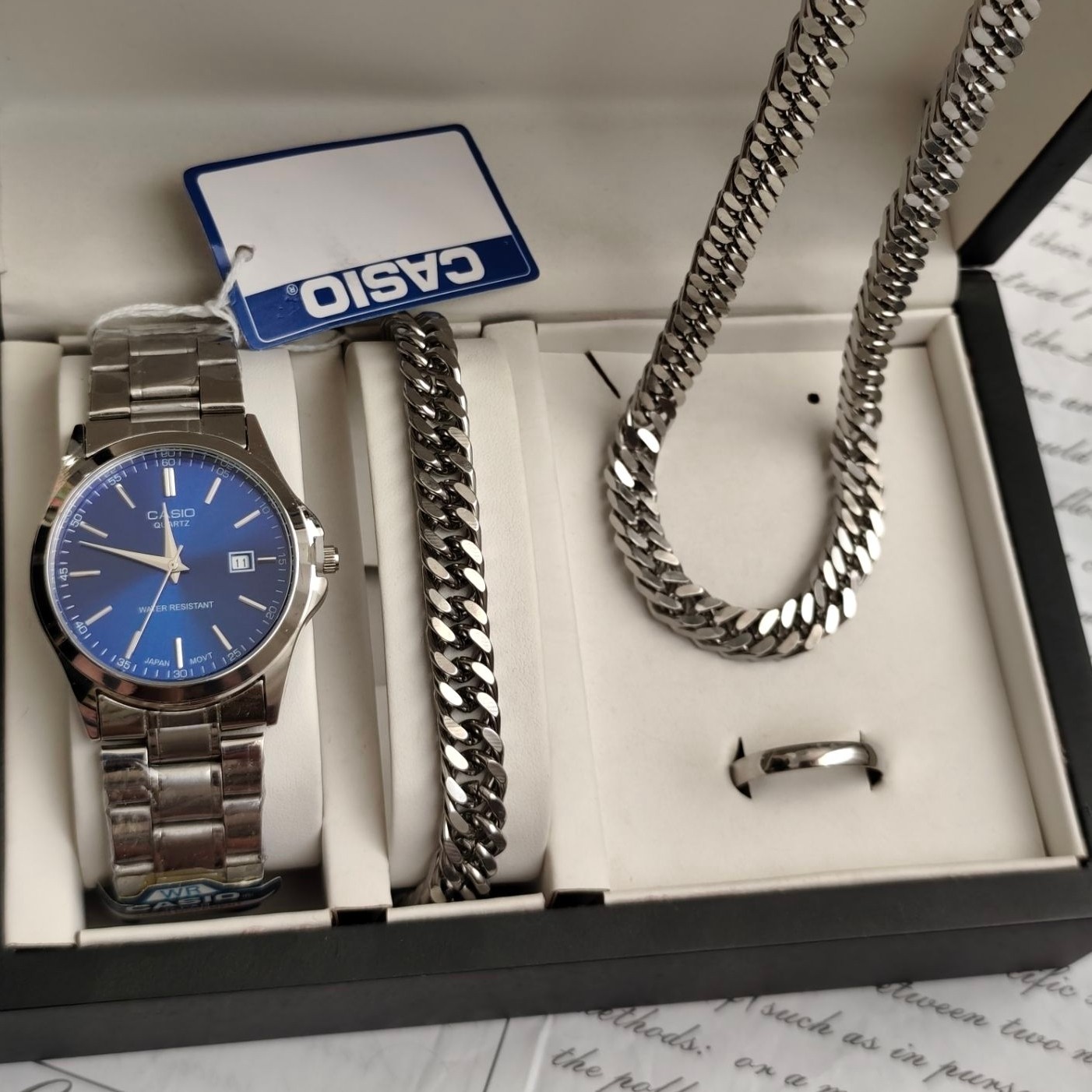 ست ساعت مردونه کاسیو casio صفحه آبی با دستبند و گردنبند کارتیر و حلقه استیل