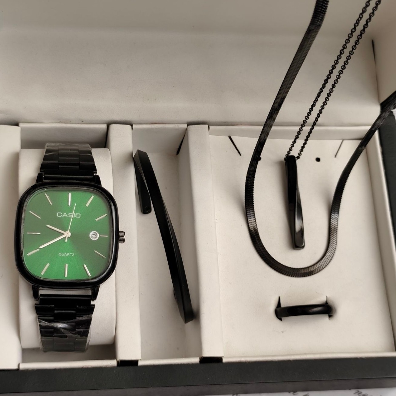 ست ساعت مردانه کاسیو casio اولدمانی مشکی صفحه سبز با دستبند بنگل و گردنبند و حلقه