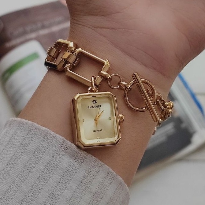 ساعت مچی زنانه شنل Chanel با قفل تی و صفحه طلایی و ارسال رایگان