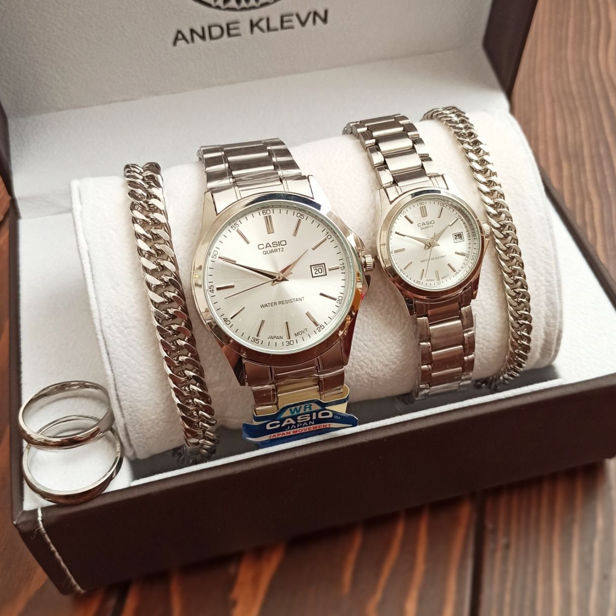 ست ساعت مردونه و زنونه کاسیو casio با دستبند  و  انگشتر نقره ای ست مردانه و زنانه ، رنگ ثابت