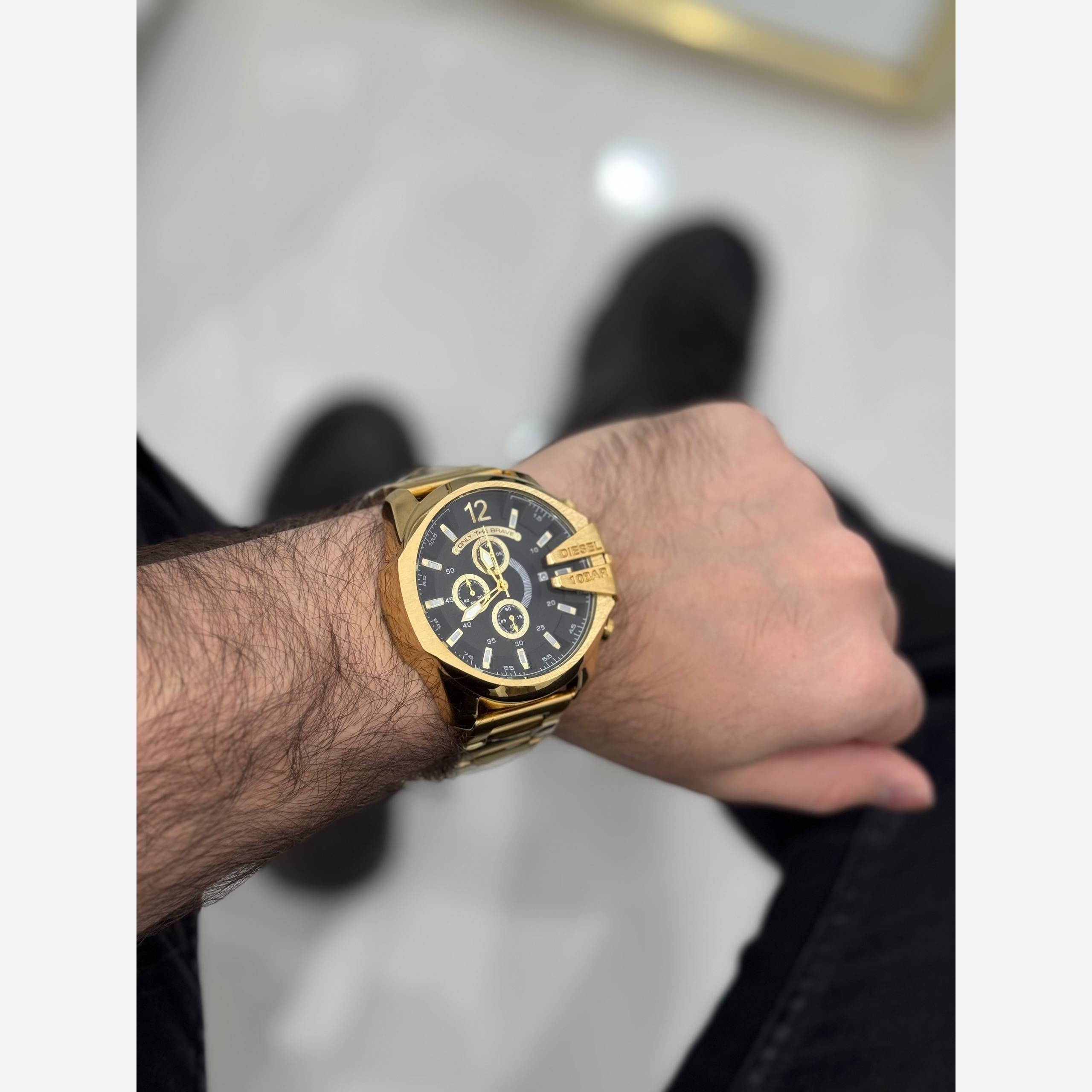 ساعت دیزل شاخ دار مردانه همراه با جعبه کارت گارانتی باتری یدکی و ارسال فوری قسطی بخرید رنگ طلایی صفحه مشکی
