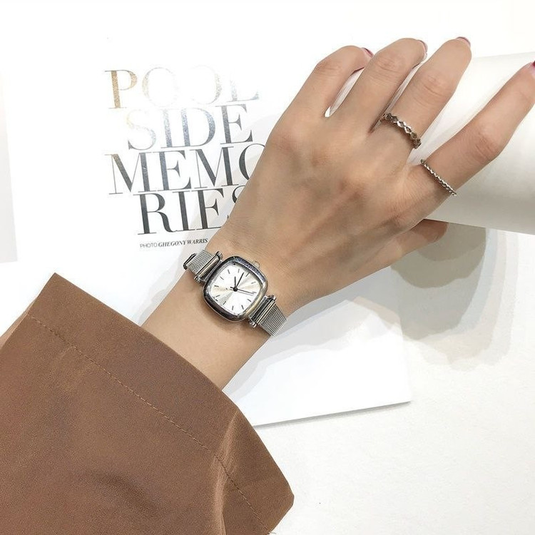 ساعت زنانه مگنتی بند حصیری کیفیت درجه یک با جعبه مخصوص و ارسال فوری