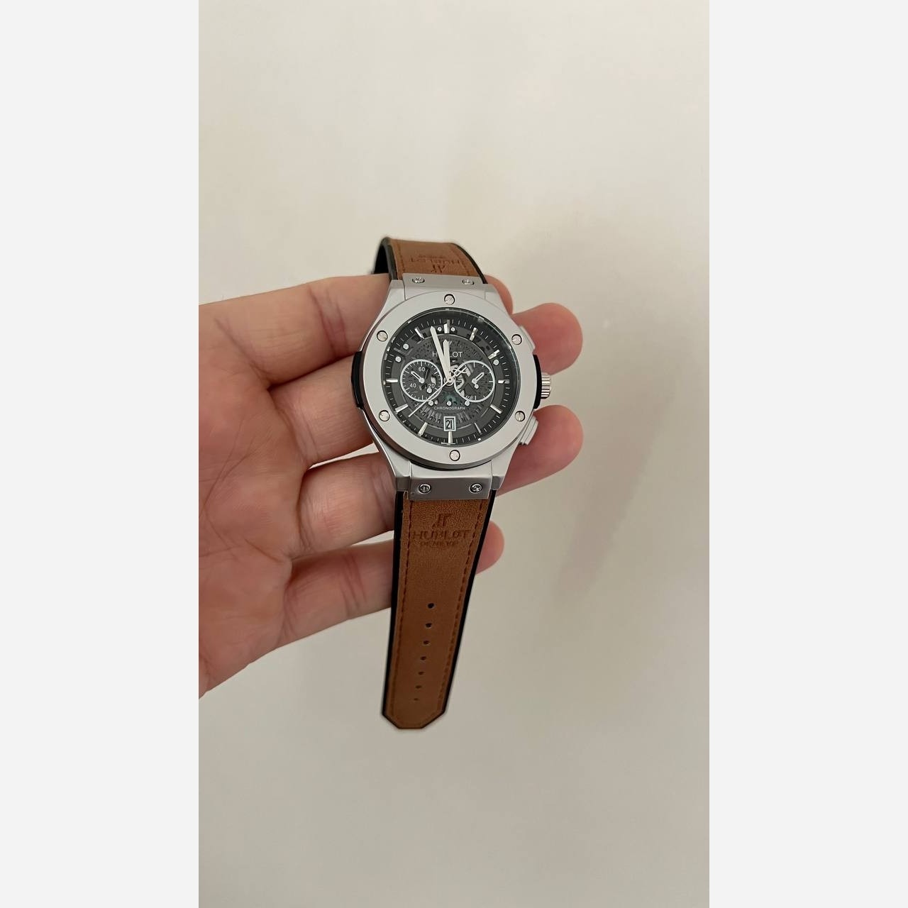 ساعت هابلوت Hublot بند قهوه ای کیفیت درجه یک رنگ ثابت تاریخ دار با جعبه