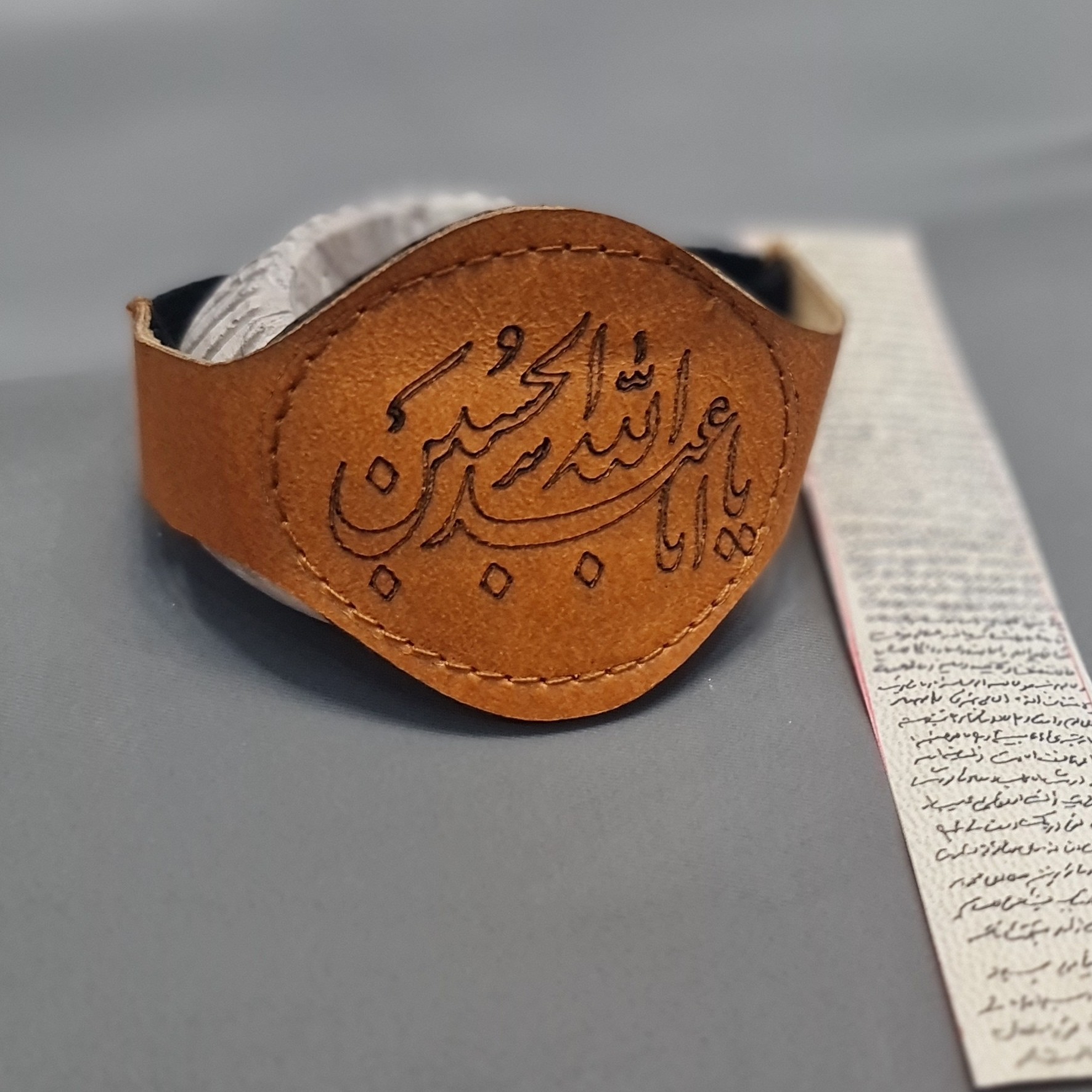 بازوبند چرمی بهمراه حرز امام جواد روی پوست طرح یااباعبدالله الحسین