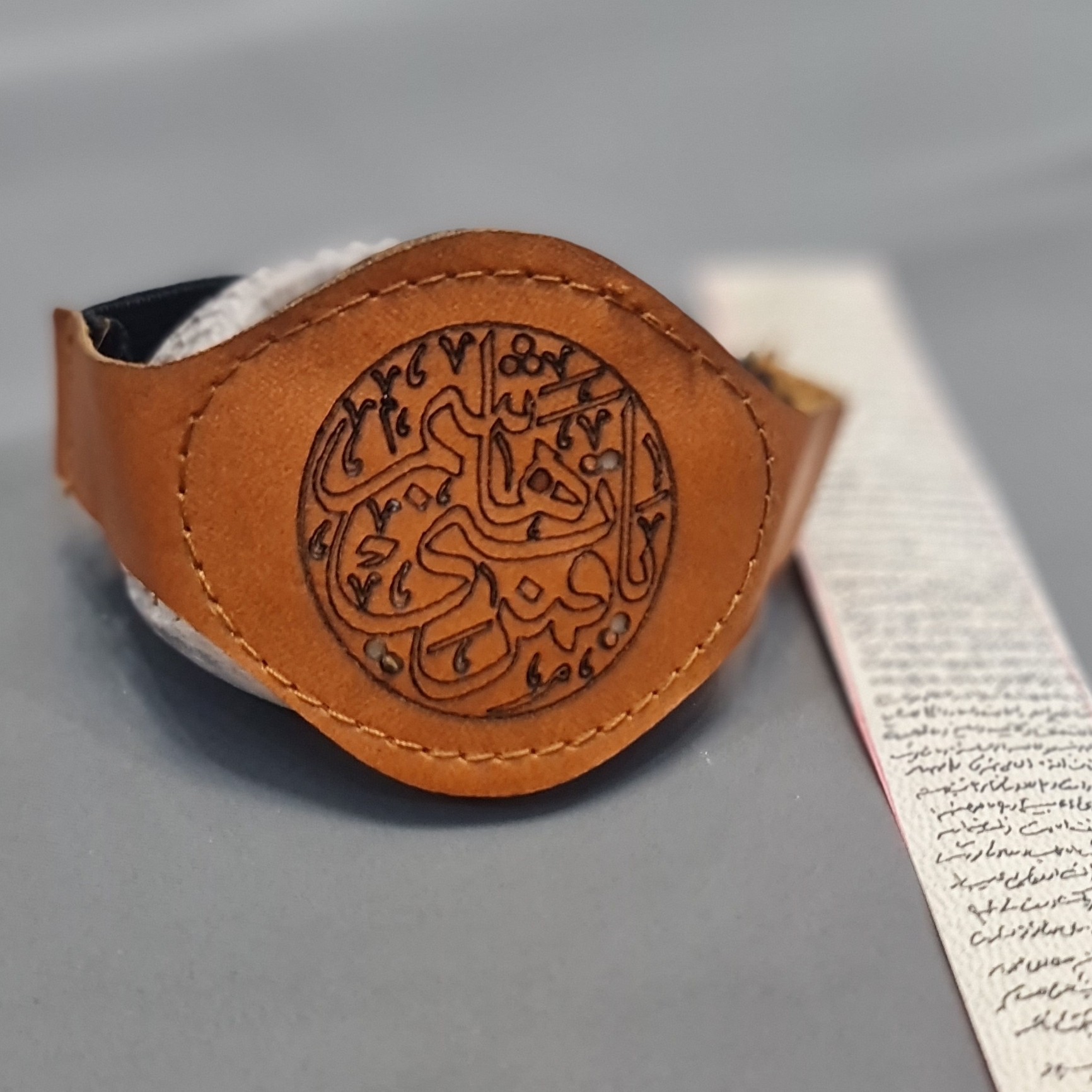 بازوبند چرمی با حرز امام جواد پوست طرح یا قمربنی هاشم