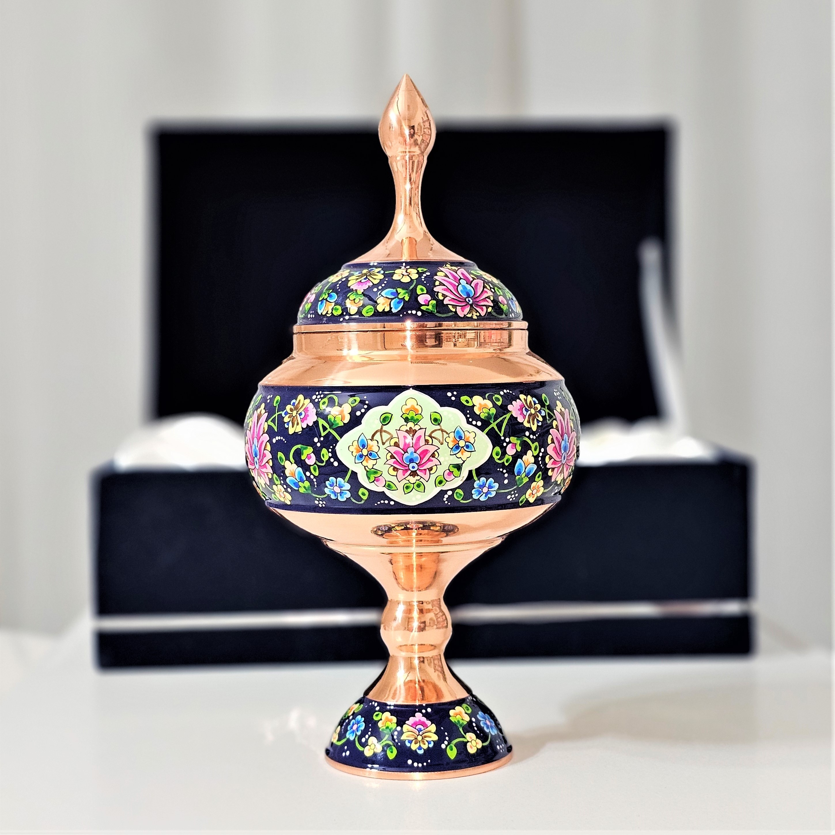 شکلات خوری مسی پایه دار مس و پرداز ارتفاع 29به همراه جعبه فانتزی