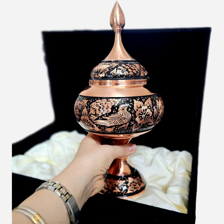 شکلات خوری پایه دار مسی مدل الماس تراش ارتفاع 30 به همراه جعبه فانتزی