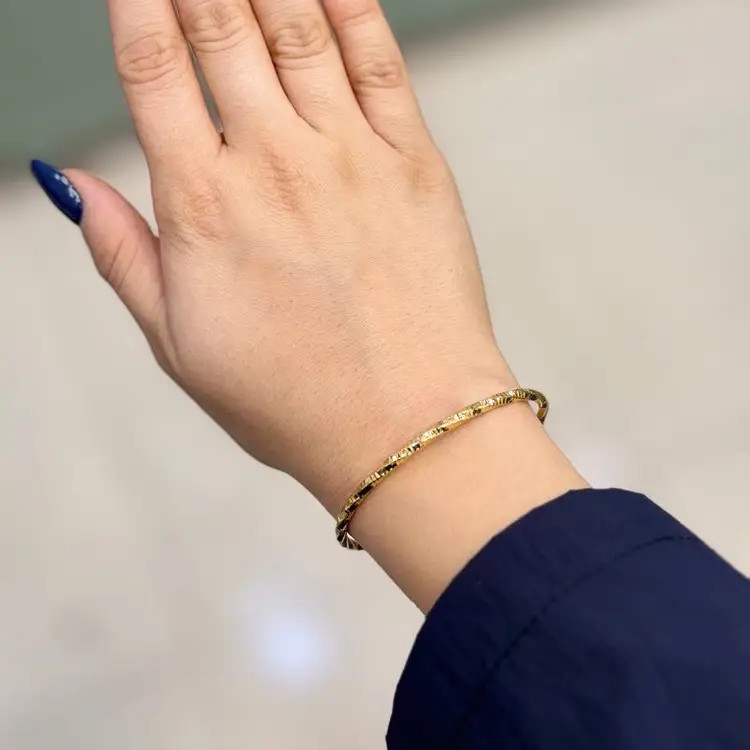 دستبند بنگل زنانه و دخترانه آبکاری نقره پیچ خورده طرح طلا رنگ ثابت کد agy (پس کرایه)
