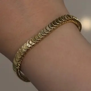 دستبند زنانه و دخترانه آبکاری نقره طرح زنجیر پولکی طلایی رنگ ثابت کد agy (پس کرایه)