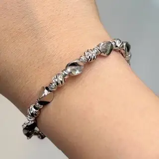 دستبند زنانه و دخترانه بنگل آبکاری نقره مینیمال خاص رنگ ثابت فری سایز کد agy (پس کرایه)