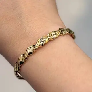 دستبند زنانه و دخترانه بنگل آبکاری نقره طرح پیچ خورده رنگ ثابت فری سایز کد agy (پس کرایه)