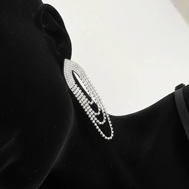 گوشواره زنانه جواهری طرح بیضی چند لاین نگین کاری رنگ نقره ای آبکاری نقره رنگ ثابت کد zmc (پس کرایه)