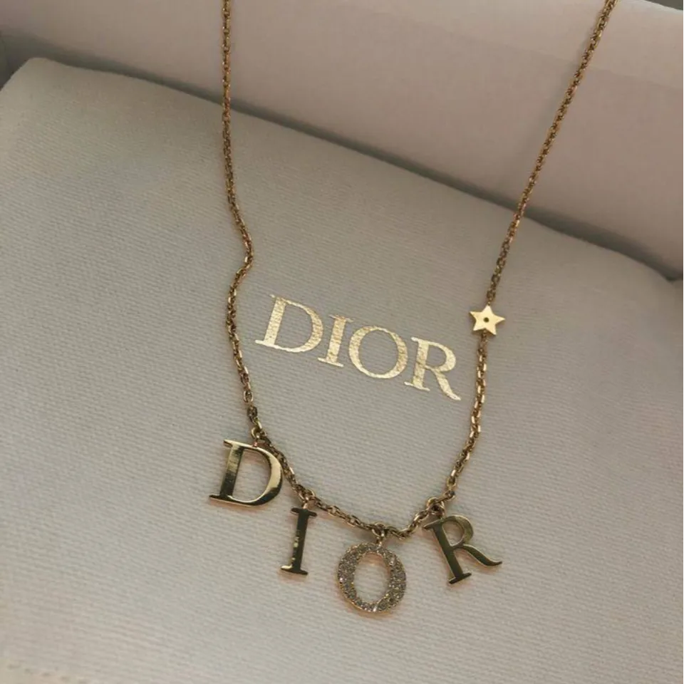 گردنبند زنانه طرح دیور Dior طلایی آبکاری درجه یک نقره و رادیوم رنگ ثابت کد zgy (پس کرایه)
