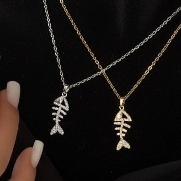 گردنبند زنانه طرح YSL نگین کاری شده رنگ کاملا ثابت کد zmc (پس کرایه)