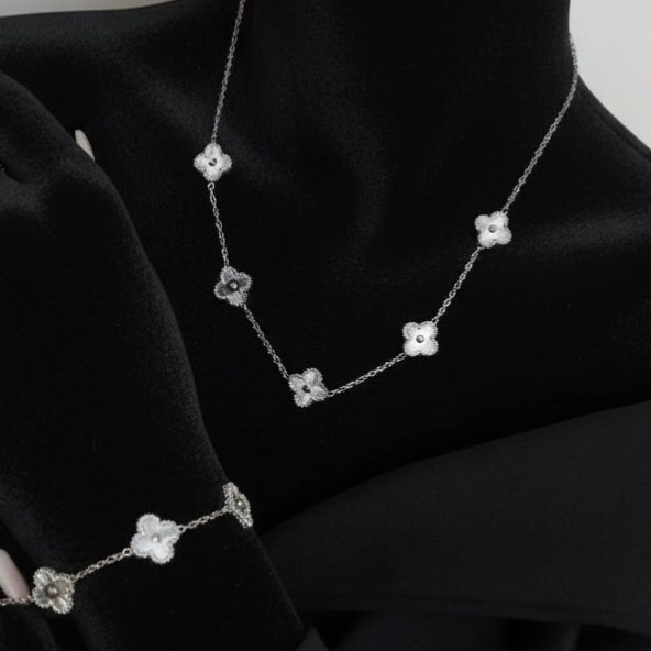 ست دستبند و گردنبند طرح ونکلیف Van Cleef رنگ ثابت با کیفیت بالا کد zmc (پس کرایه)