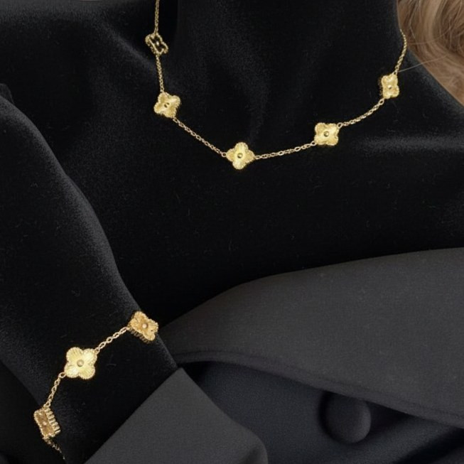 ست دستبند و گردنبند طرح ونکلیف Van Cleef رنگ ثابت با کیفیت بالا کد zmc (پس کرایه)