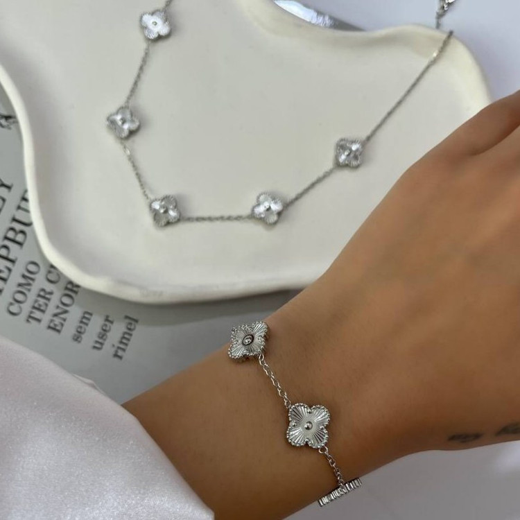 ست دستبند و گردنبند طرح ونکلیف Van Cleef رنگ ثابت با کیفیت بالا کد zmc (پس کرایه)