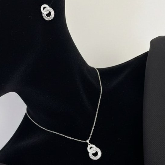 ست گردنبند و گوشواره زنانه جواهری دو حلقه درهم نگین کاری شده رنگ کاملا ثابت کد zmc (پس کرایه)