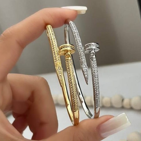 دستبند بنگل زنانه مدل کارتیر Cartier میخی نگین کاری شده فری سایز freesize رنگ ثابت با کیفیت بالا کد zmc (پس کرایه)