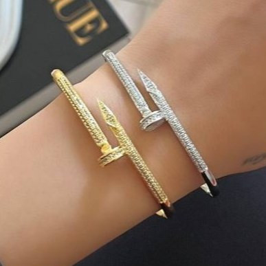 دستبند بنگل زنانه مدل کارتیر Cartier میخی نگین کاری شده فری سایز freesize رنگ ثابت با کیفیت بالا کد zmc (پس کرایه)