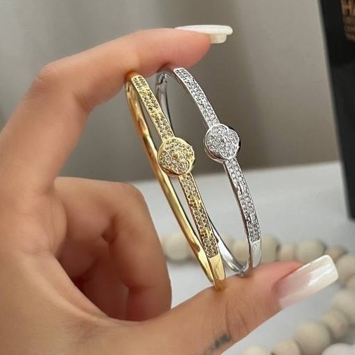 دستبند بنگل زنانه  طرح ونکلیف Van Cleef نگین کاری شده فری سایز freesize رنگ ثابت با کیفیت بالا کد zmc (پس کرایه)