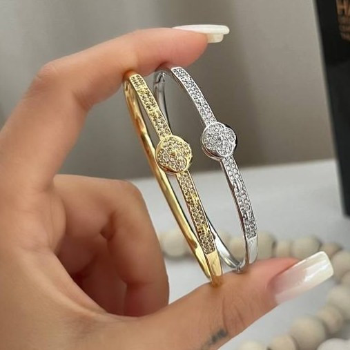 دستبند بنگل زنانه طرح ونکلیف Van Cleef نگین کاری شده فری سایز freesize رنگ ثابت با کیفیت بالا کد zmc (پس کرایه)