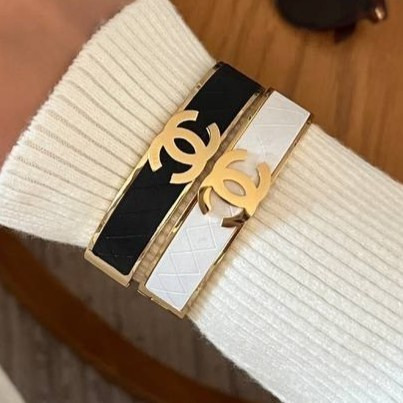 دستبند بنگل زنانه طرح شنل Chanel فری سایز freesize رنگ ثابت با کیفیت بالا کد zmc (پس کرایه)