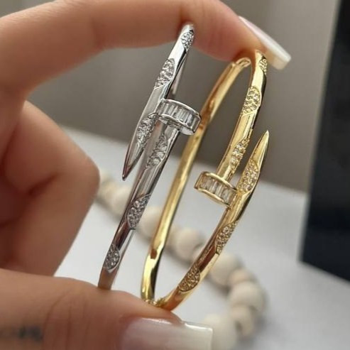 دستبند بنگل زنانه طرح میخی کارتیر Cartier نگین کاری شده فری سایز freesize رنگ ثابت با کیفیت بالا کد zmc (پس کرایه)