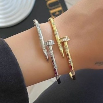 دستبند بنگل زنانه طرح میخی کارتیر Cartier نگین کاری شده فری سایز freesize رنگ ثابت با کیفیت بالا کد zmc (پس کرایه)