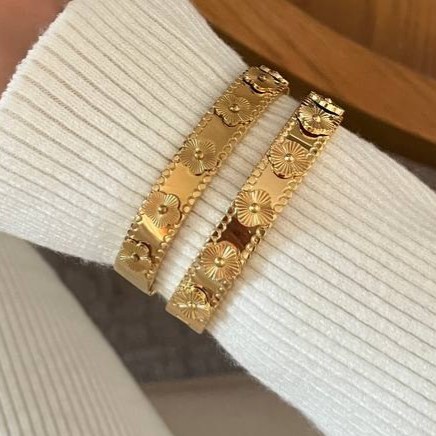 دستبند بنگل زنانه طرح ونکلیف Van Cleef فری سایز freesize رنگ ثابت با کیفیت بالا  کد zmc (پس کرایه)