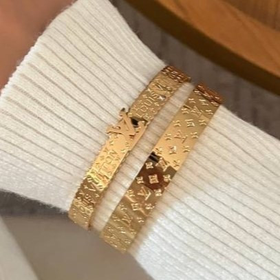 دستبند بنگل زنانه طرح لویی ویتون Louis Vuitton فری سایز freesize رنگ ثابت با کیفیت بالا کد zmc (پس کرایه)