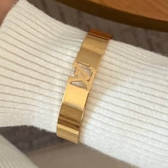 دستبند بنگل زنانه طرح لویی ویتون Louis Vuitton فری سایز freesize رنگ ثابت با کیفیت بالا کد zmc (پس کرایه)