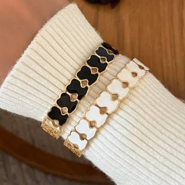 دستبند بنگل زنانه طرح لویی ویتون Louis Vuitton فری سایز freesize رنگ ثابت با کیفیت بالا کد zmc (پس کرایه)