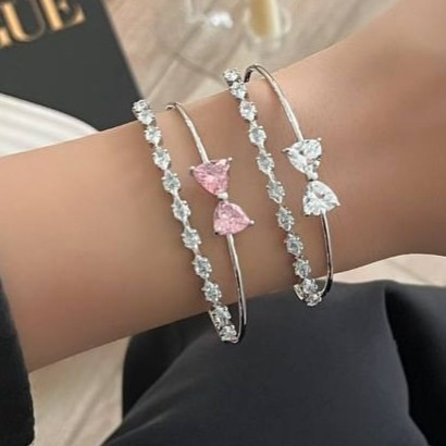 دستبند بنگل زنانه طرح جواهری و پاپیونی فری سایز freesize رنگ ثابت با کیفیت بالا کد zmc (پس کرایه)