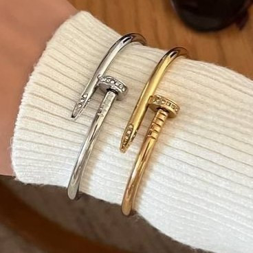 دستبند بنگل زنانه طرح کارتیر Cartier میخی نگین کاری شده فری سایز freesize رنگ ثابت با کیفیت بالا کد zmc (پس کرایه)