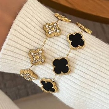 دستبند بنگل زنانه طرح ونکلیف Van Cleef نگین کاری شده فری سایز freesize رنگ ثابت با کیفیت بالا کد zmc (پس کرایه)