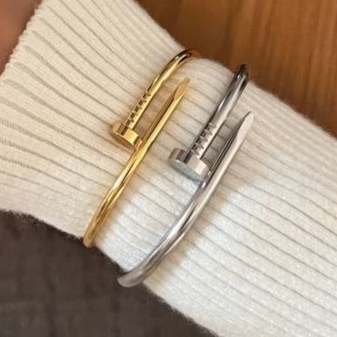 دستبند بنگل زنانه طرح کارتیر Cartier میخی فری سایز freesize رنگ ثابت با کیفیت بالا کد zmc (پس کرایه)