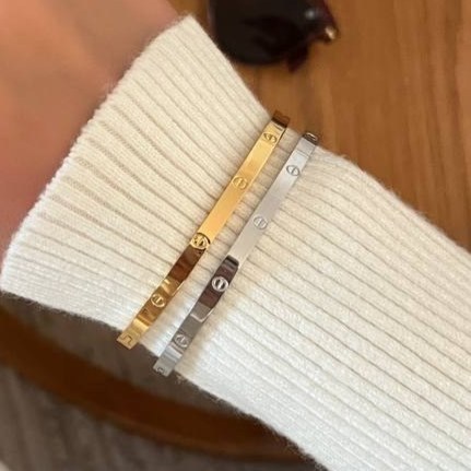 دستبند بنگل زنانه طرح کارتیر Cartier فری سایز freesize رنگ ثابت با کیفیت بالا کد zmc (پس کرایه)