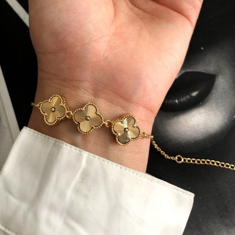 دستبند زنانه ونکلیف VanCleef طرح طلا فری سایز Freesize رنگ ثابت کد zsm (پس کرایه)