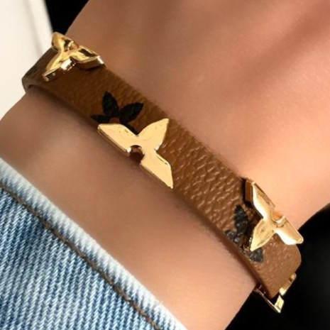 دستبند زنانه چرم مصنوعی طرح ونکلیف VanCleef فری سایز Freesize رنگ ثابت کد zsm (پس کرایه)