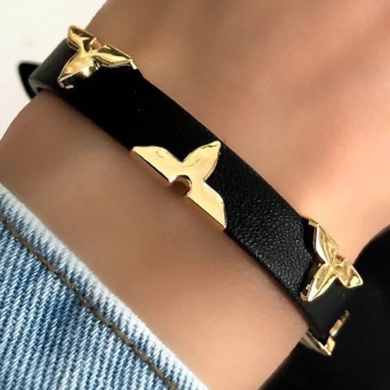 دستبند زنانه چرم مصنوعی طرح ونکلیف VanCleef فری سایز Freesize رنگ ثابت کد zsm (پس کرایه)
