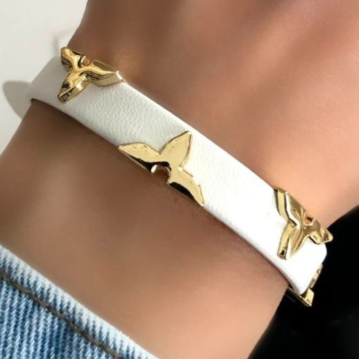 دستبند زنانه چرم مصنوعی طرح ونکلیف VanCleef فری سایز Freesize رنگ ثابت کد zsm (پس کرایه)