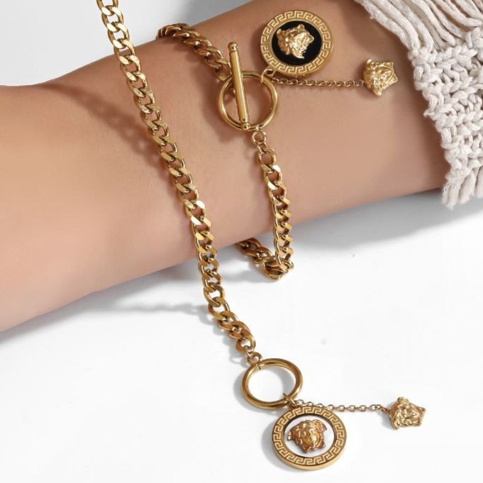 دستبند زنانه زنجیر کارتیر Cartier قفل تی T طرح ورساچ Versace رنگ ثابت کد zmp (پس کرایه)