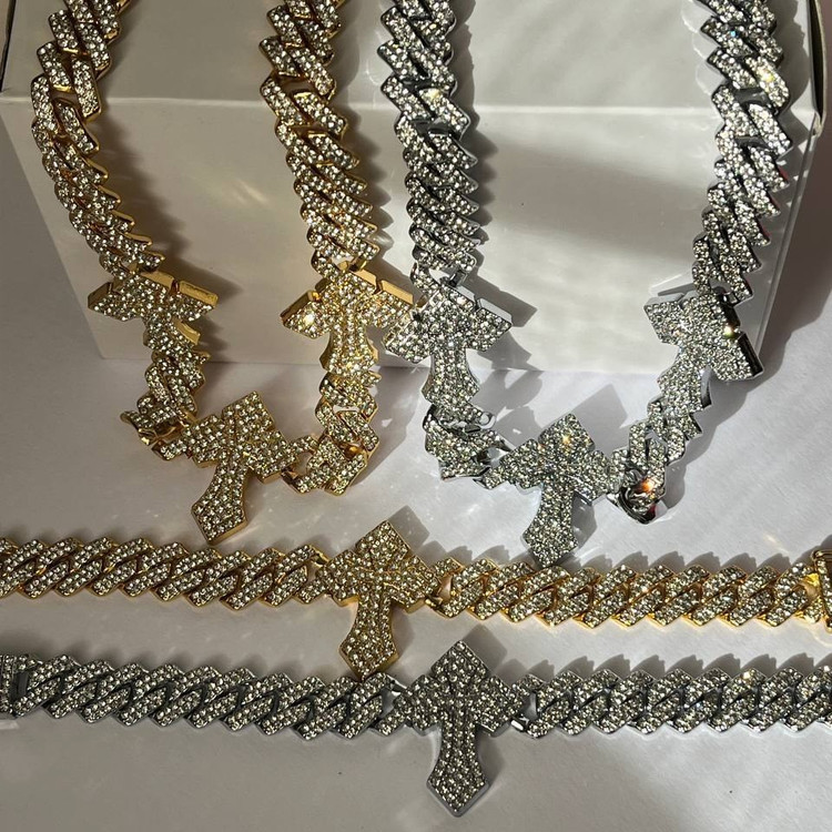 دستبند و گردنبند زنانه پلاک دار طرح کارتیر Cartier فول نگین کاری شده رنگ ثابت با کیفیت بالا کد zel (پس کرایه)