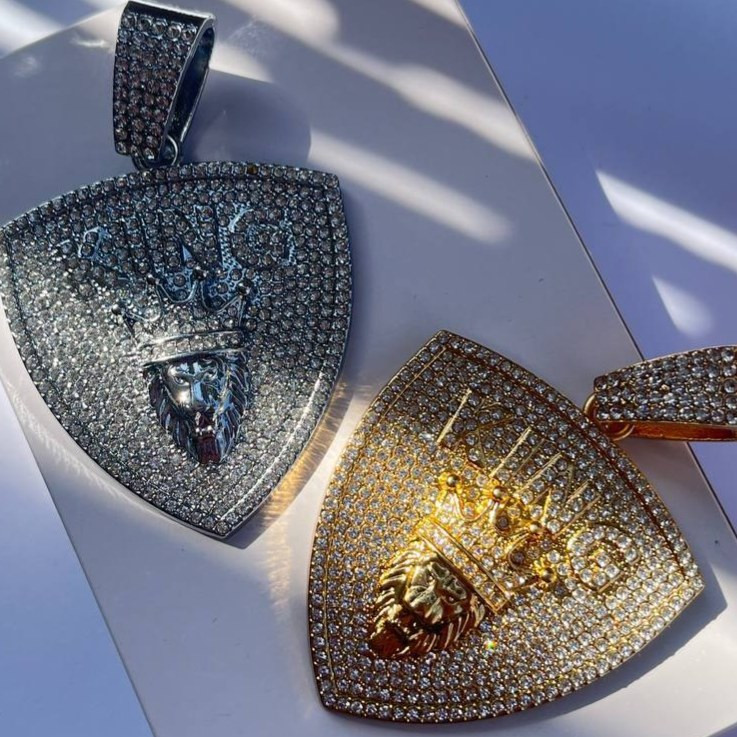 گردنبند پلاک فول نگین کاری شده طرح تاج و پادشاه رنگ ثابت با کیفیت بالا کد zel (پس کرایه)